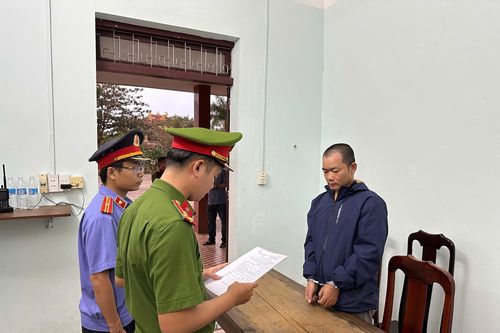 Vợ đòi ly hôn, chồng cầm dao chém rồi uống thuốc trừ sâu tự tử