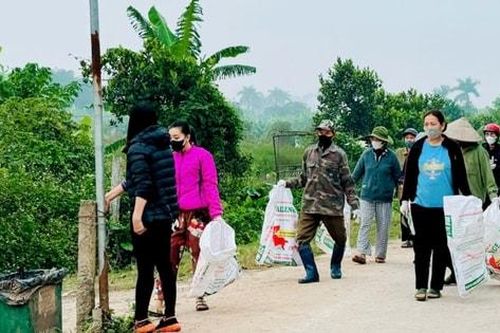 Nam Phù ra quân thu gom bao bì thuốc bảo vệ thực vật, làm sạch đồng ruộng
