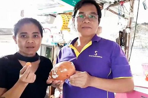 Đang ăn ốc luộc, người đàn ông bỗng nhiên đổi đời vì cắn trúng kho báu 8 tỷ ngay trong miệng