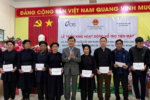 Cấp phát tiền mặt hỗ trợ người dân tỉnh Cao Bằng sau thiên tai