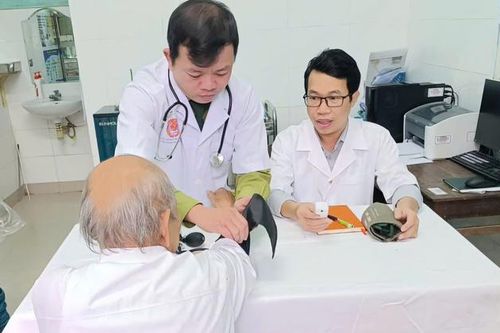 600 người dân Huế được bác sĩ quân y khám, tư vấn sức khỏe miễn phí