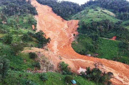 Phó Chủ tịch Quốc hội thăm, động viên gia đình nạn nhân vụ sạt lở ở Hùng Sơn