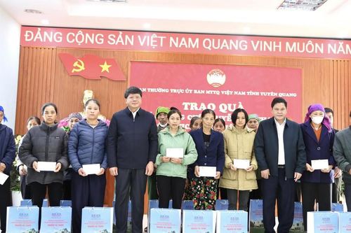 Mặt trận Tuyên Quang trao quà hỗ trợ người dân Ngọc Đường sau thiên tai