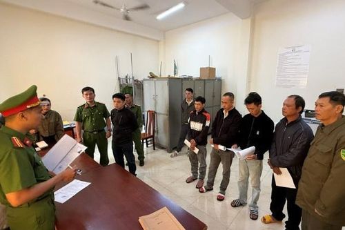 Đánh nhau với hàng xóm, vợ chồng và con trai cùng bị khởi tố