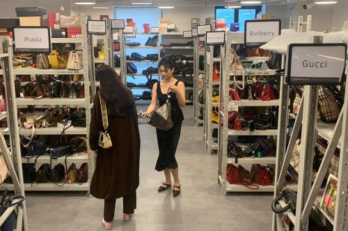 Thắt lưng buộc bụng, người Trung Quốc chơi hàng hiệu 'second-hand'