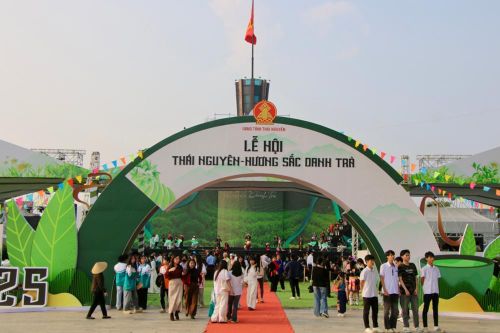 Biển người đổ về thưởng trà giữa quảng trường lớn nhất Thái Nguyên