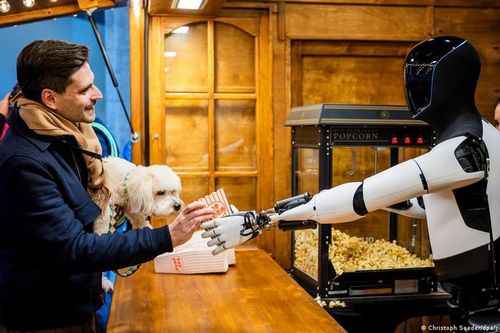 Tesla trình diễn robot hình người tại Đức