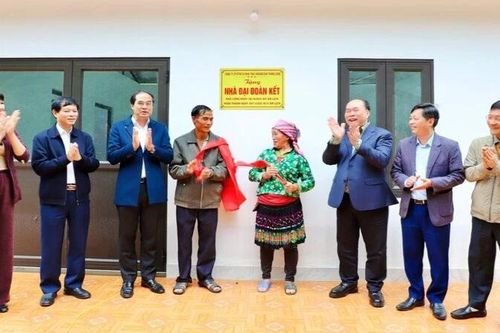 Trao nhà Đại đoàn kết cho người dân bị thiên tai ở Thái Nguyên