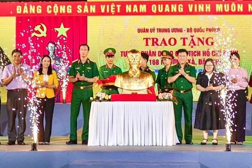 Trao tặng tượng chân dung Chủ tịch Hồ Chí Minh tại Thành phố Hồ Chí Minh