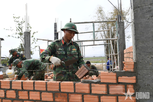 Bộ CHQS tỉnh Quảng Ngãi thần tốc xây dựng nhà giúp nhân dân vùng lũ
