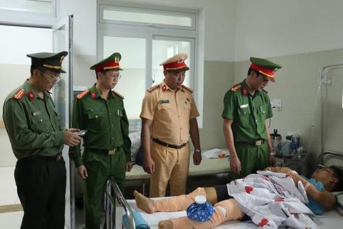 Thăm hỏi, động viên cán bộ CSGT bị thương khi làm nhiệm vụ