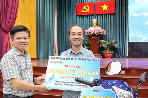 Phường Phú Nhuận trao phương tiện sinh kế và trợ giúp xã hội cho người dân
