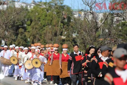 Sôi động màn trình diễn cồng chiêng giữa trung tâm Đà Lạt