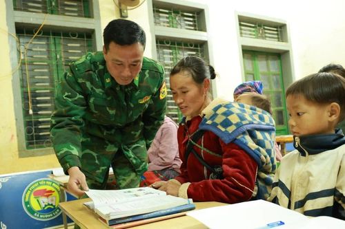 Thầy giáo 'quân hàm xanh' tích cực vận động người dân đi học chữ