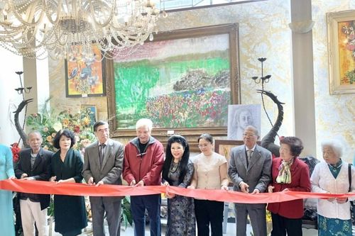 Cuộc triển lãm kể câu chuyện tình bạn vượt biên giới