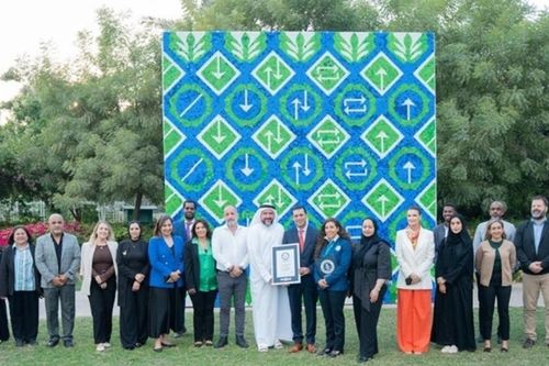 UAE: Bức tranh ghép làm bằng nắp chai nhựa lập kỷ lục Guinness