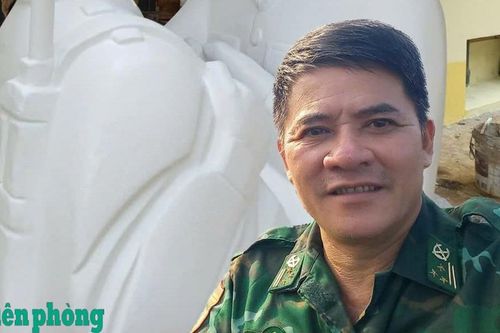 Người lính Biên phòng tâm huyết tạc tượng Bác Hồ