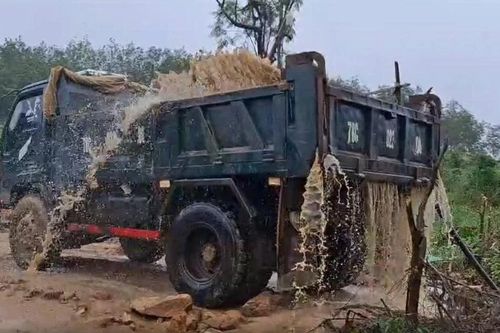 Cảnh sát mật phục bắt nhóm khai thác cát lậu ở Đắk Lắk