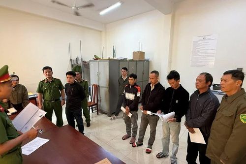 Đánh nhau với hàng xóm, vợ chồng và con trai cùng bị khởi tố