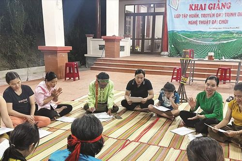 Lớp học bài chòi ban đêm ở rừng ngập mặn