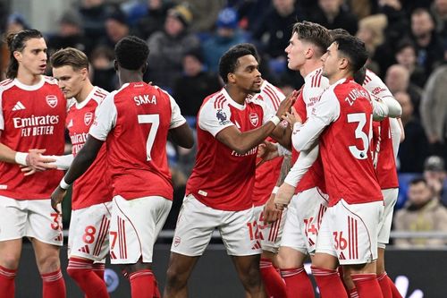 Gyokeres lập đại công, Arsenal khiến Man City ngồi ngôi đầu chưa ấm chỗ