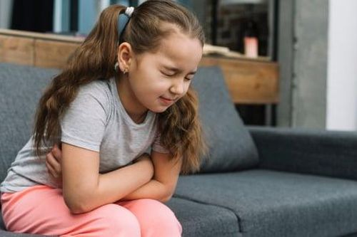 Vì sao nhiều bé gái có kinh nguyệt sớm rồi… không cao thêm?