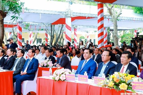 Trường THPT Hà Huy Tập, tỉnh Nghệ An trọng thể kỷ niệm 50 năm thành lập, đón nhận Huân chương Lao động hạng Nhất