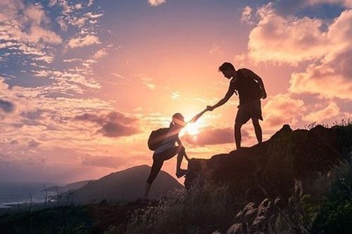 Làm việc thiện 2 giờ mỗi tuần giúp não bộ trẻ lâu hơn