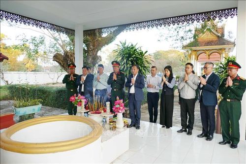 Dâng hương tưởng niệm các anh hùng liệt sĩ tại Lào