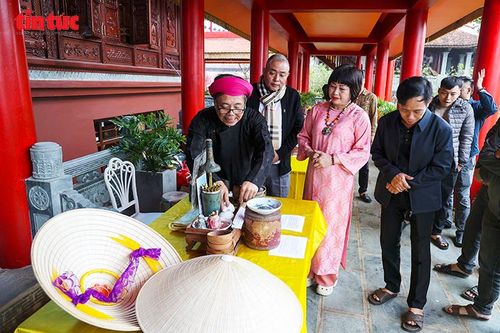 Bộ sưu tập hiện vật hầu đồng quý hiếm lần đầu ra mắt cộng đồng tín ngưỡng