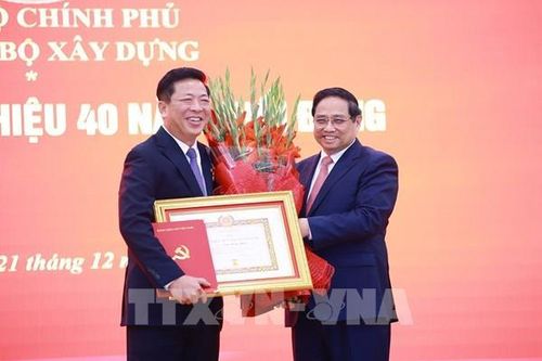 Bộ trưởng Bộ Xây dựng Trần Hồng Minh nhận Huy hiệu 40 năm tuổi Đảng, Huân chương Lao động hạng Nhất