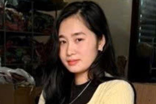 Khui 'bí mật' của cô gái trẻ Hoàng Thị Xinh bên trong các hộp giấy hình chữ nhật