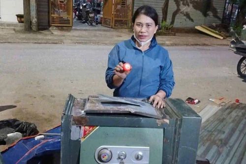 Mua được chiếc két sắt phế liệu, người phụ nữ không ngờ tới thứ lộ ra bên trong