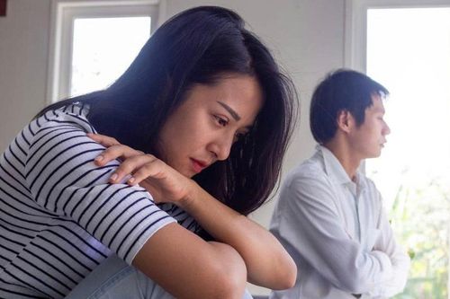 Vợ chồng như 2 người xa lạ, sống chung nhà nhưng đã 'ly thân trong lòng' từ lâu