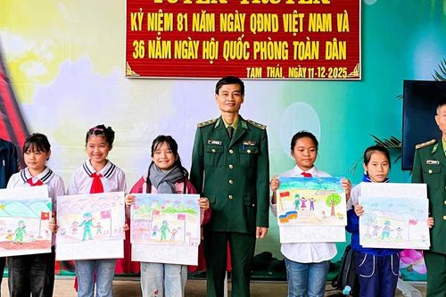 Xúc động hình ảnh chú bộ đội trong trái tim trẻ thơ miền biên viễn