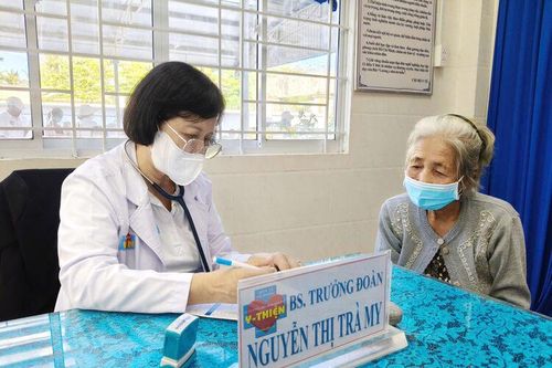 Khám bệnh, cấp phát thuốc miễn phí và tặng 300 phần quà cho người dân xã An Cư