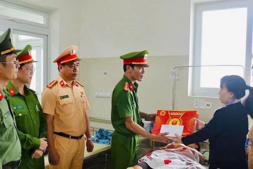 Động viên cán bộ Cảnh sát giao thông bị thương khi làm nhiệm vụ