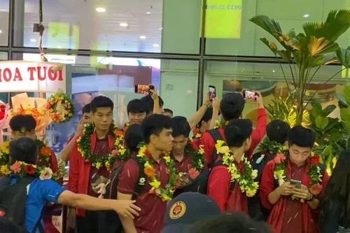 Khoảnh khắc U.22 Việt Nam xuất hiện trong sự chào đón của người hâm mộ ở sân bay Nội Bài