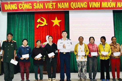 'Cảnh sát biển với đồng bào dân tộc, tôn giáo' tại xã Chơ Long