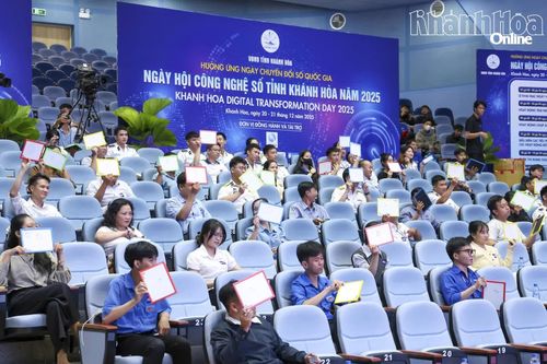 Gần 100 thí sinh tham gia thi Rung chuông vàng tìm hiểu về chuyển đổi số