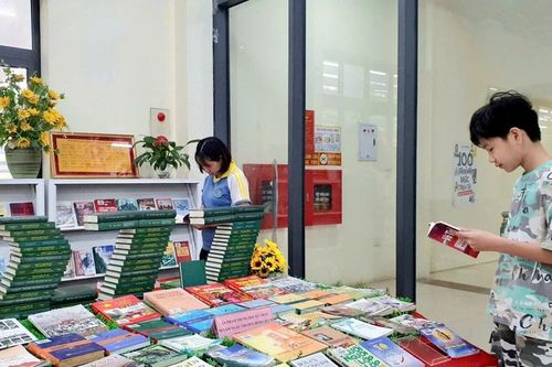 Trưng bày hơn 200 ấn phẩm, tư liệu kỷ niệm 81 năm Ngày thành lập Quân đội nhân dân Việt Nam
