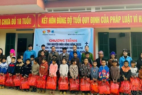 100 suất quà được trao trong Chương trình 'Tình nguyện mùa Đông 2025' của tuổi trẻ phường Nghĩa Lộ
