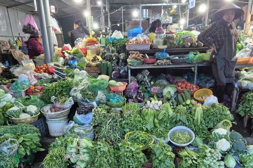 Giá rau, củ, quả chịu áp lực kép từ thời tiết và thị trường