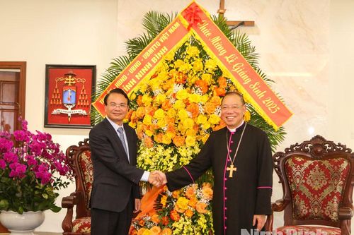 Đồng chí Bí thư Tỉnh ủy Đặng Xuân Phong chúc mừng Tổng Giáo phận Hà Nội nhân dịp Lễ Giáng sinh