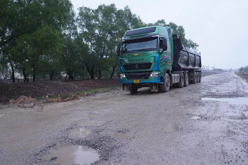 Quốc lộ 15D qua xã Mỹ Thủy hư hỏng: Yêu cầu chủ đầu tư dự án Khu Bến cảng Mỹ Thủy sửa đường