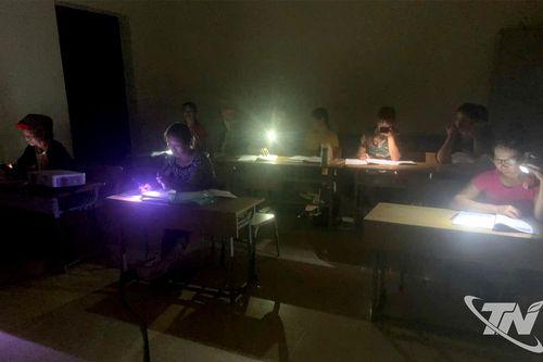 Những lớp học 'thắp sáng' bản nghèo