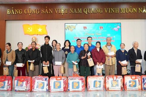 Hỗ trợ 80 suất quà cho hoàn cảnh khó khăn tại phường Thanh Thủy