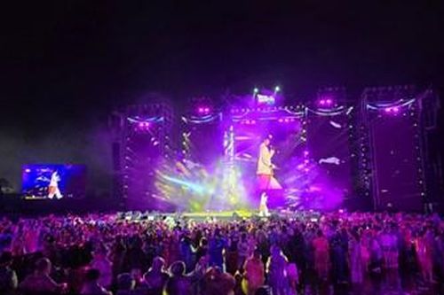 Mưa không cản được 'biển người' quẩy hết mình tại Huế Mega Concert