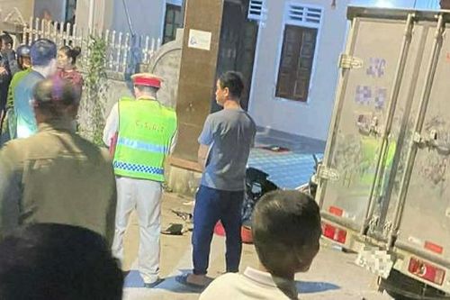 Khoảnh khắc xe máy chở 3 người đâm trực diện xe tải, một thiếu niên tử vong