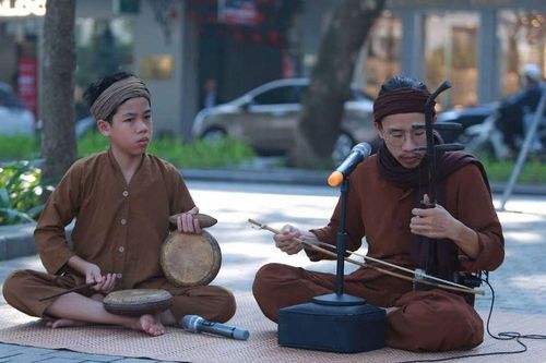 Truyền nhân 'hát xẩm cuối cùng' của cố nghệ nhân Hà Thị Cầu